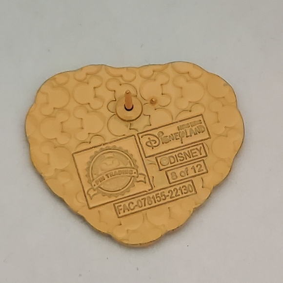 Disney Pin Trading HKDL Shellie May Heart Cookie Desserts Collection Pin - Picture 2 of 3